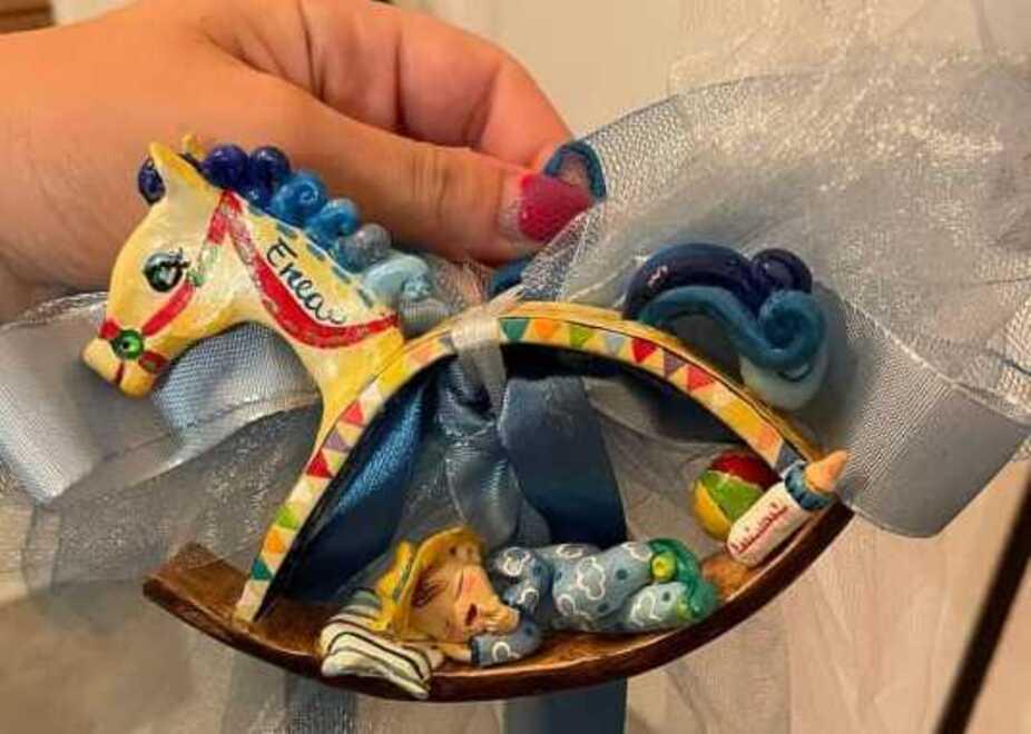 «Non in linea con le direttiva Asl, via il fiocco azzurro con biberon», l'ordine dell’ospedale alla neo-mamma di Massa