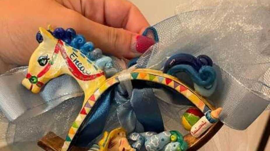 «Non in linea con le direttiva Asl, via il fiocco azzurro con biberon», l'ordine dell’ospedale alla neo-mamma di Massa