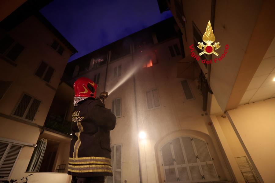 Fiamme in un condominio a Firenze, due persone in ospedale – Video