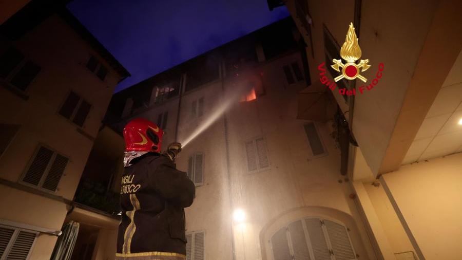 Fiamme in un condominio a Firenze, due persone in ospedale – Video