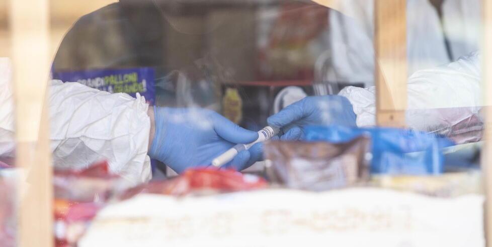 Gli agenti della scientifica all’interno del market dopo la sparatoria (Foto Stefanini/Silvi)