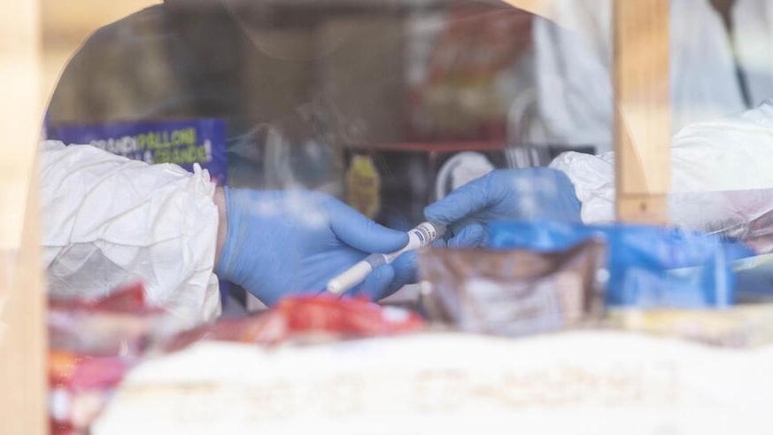Gli agenti della scientifica all’interno del market dopo la sparatoria (Foto Stefanini/Silvi)
