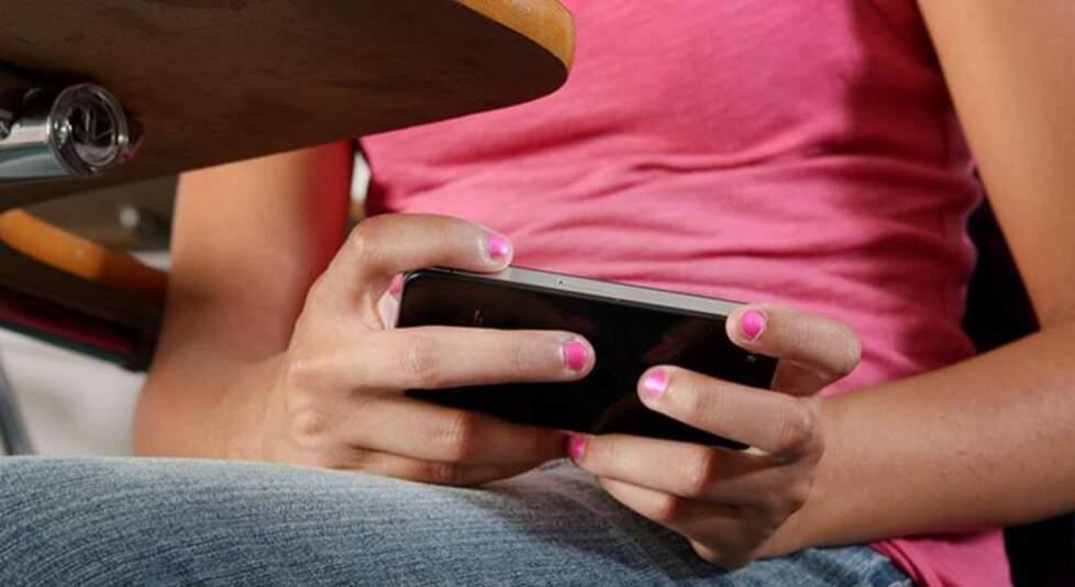 Il telefonino con le risposte giuste della prova di matematica era stato trovato nel bagno del liceo