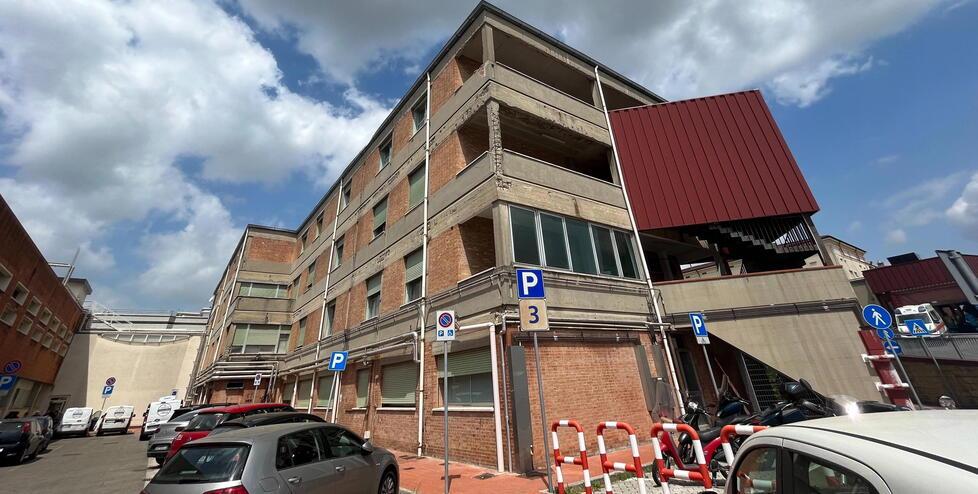 Pontedera, le ruspe abbattono il padiglione F per il nuovo reparto da 13 milioni<br>
