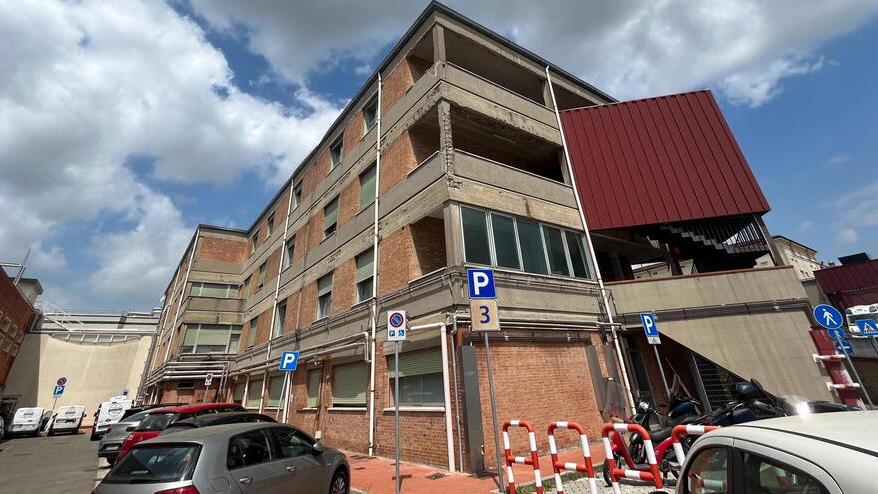 Pontedera, le ruspe abbattono il padiglione F per il nuovo reparto da 13 milioni<br>