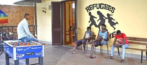 Nella foto alcuni migranti ospiti nella parrocchia di Vicofaro  (foto d’archivio)