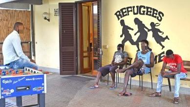 Nella foto alcuni migranti ospiti nella parrocchia di Vicofaro (foto d’archivio)