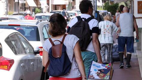 Turisti lungo corso Matteotti in centro a Montecatini