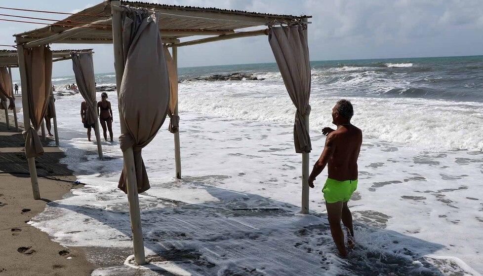 La tenda del Bagno Osteria sul mare a Poveromo (Foto Massimo Matelli)
