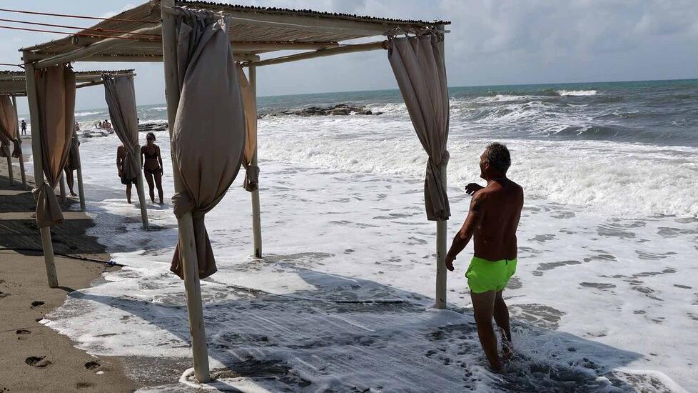 La tenda del Bagno Osteria sul mare a Poveromo (Foto Massimo Matelli)