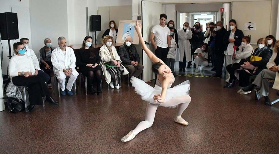 Nella foto, una performance di danza classica al quarto piano del Monoblocco (foto d’archivio)