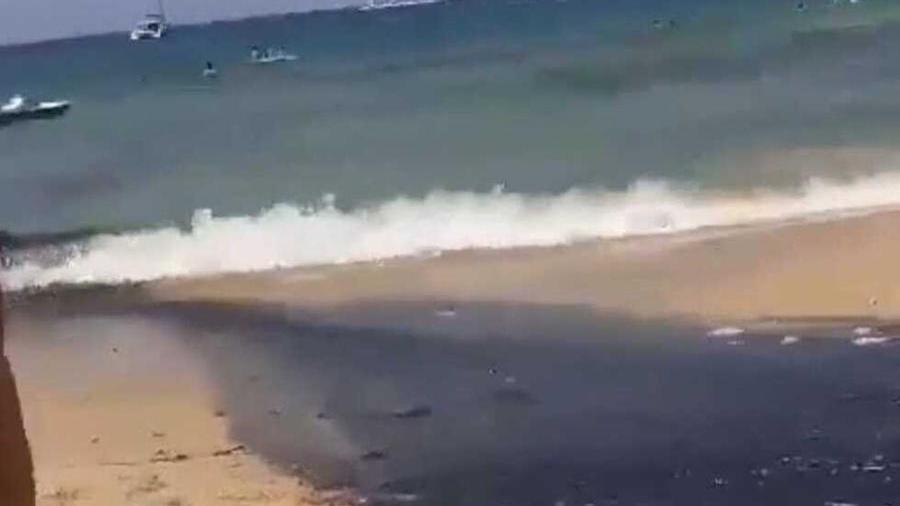 Un fotogramma del video che mostra il rigagnolo di acqua nera