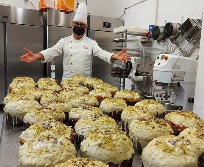 «A Livorno i panettoni d’agosto, anche al ponce». Ecco Forapianti, il pasticciere creativo