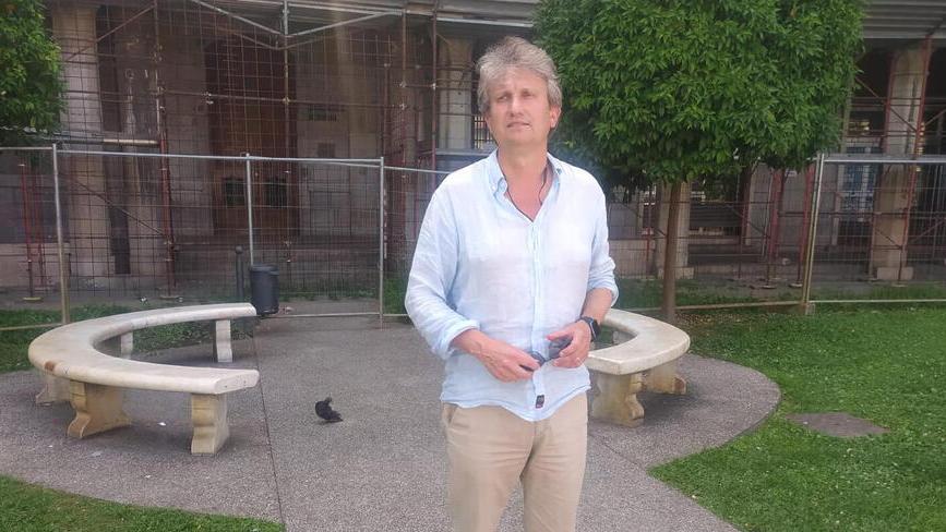 Il presidente della Provincia Massimiliano Angori di fronte al palazzo di piazza Vittorio Emanuele II