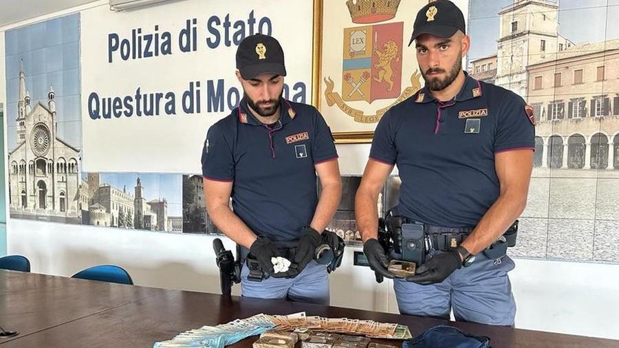 Modena, coppia di spacciatori con un chilo di droga e 7000 euro nel bagagliaio dell’auto: arrestati