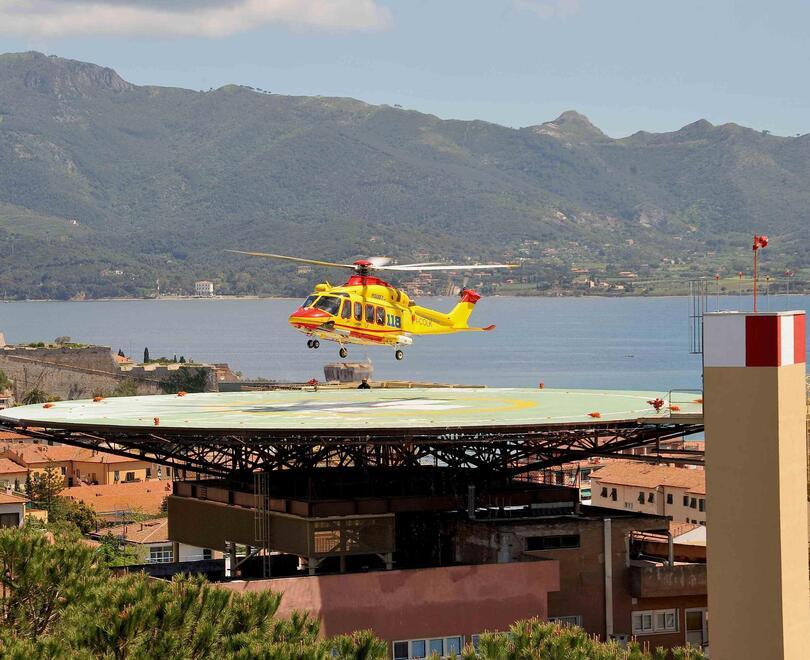 L'elicottero Pegaso del 118 atterra nella piazzola allestita sul tetto dell'ospedale di Portoferraio (foto Giò Di Stefano)