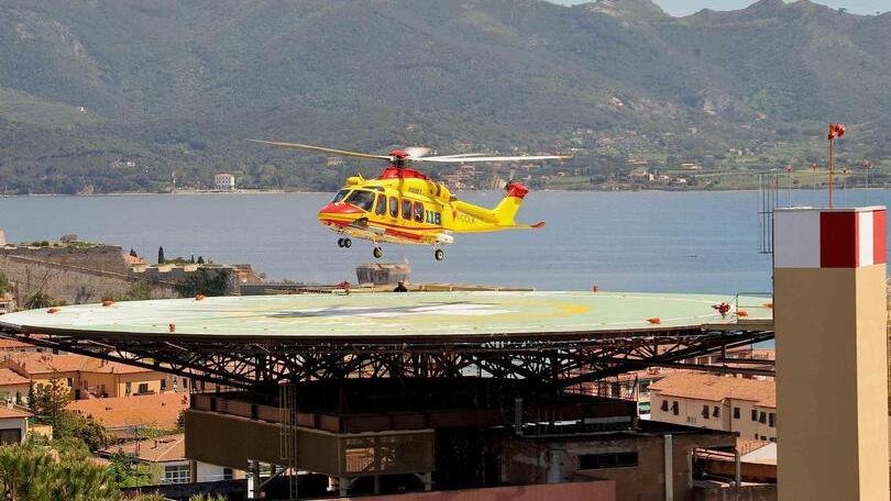 L'elicottero Pegaso del 118 atterra nella piazzola allestita sul tetto dell'ospedale di Portoferraio (foto Giò Di Stefano)