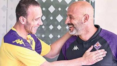 L’abbraccio tra Arthur Melo e Vincenzo Italiano al Viola Park (Foto Acf Fiorentina)
