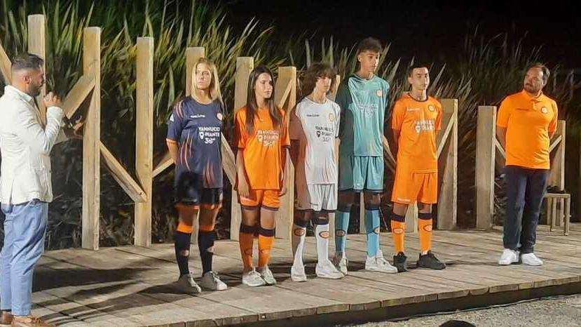 Nella foto la presentazione delle nuove maglie