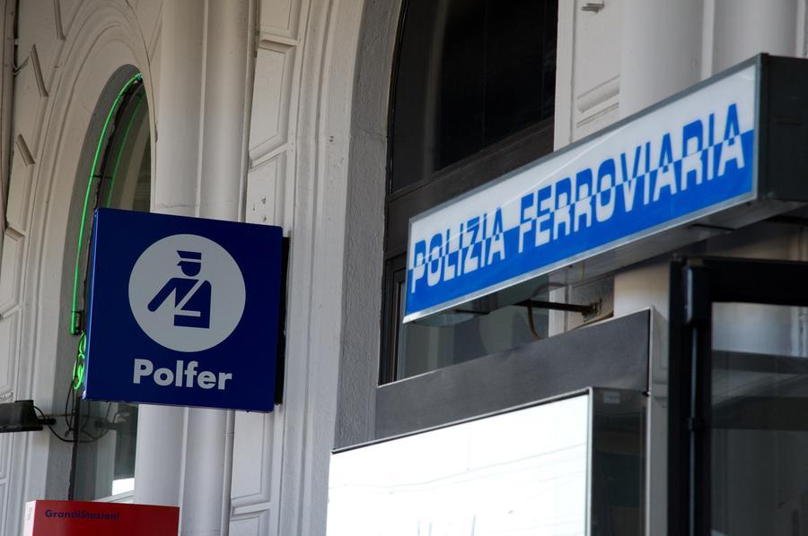 Castelfranco, cadavere di un 18enne trovato vicino ai binari della stazione: circolazione sospesa e indaga la polizia