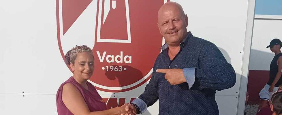 La stretta di mano tra la consigliera dell’As Vada Denise Tonelli e il presidente della società Federico Ficcanterri