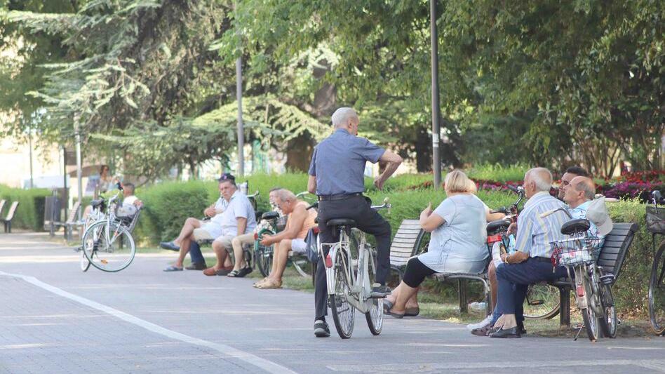 Ferrara, il caldo porta solitudine: «Così aiutiamo anziani e fragili»