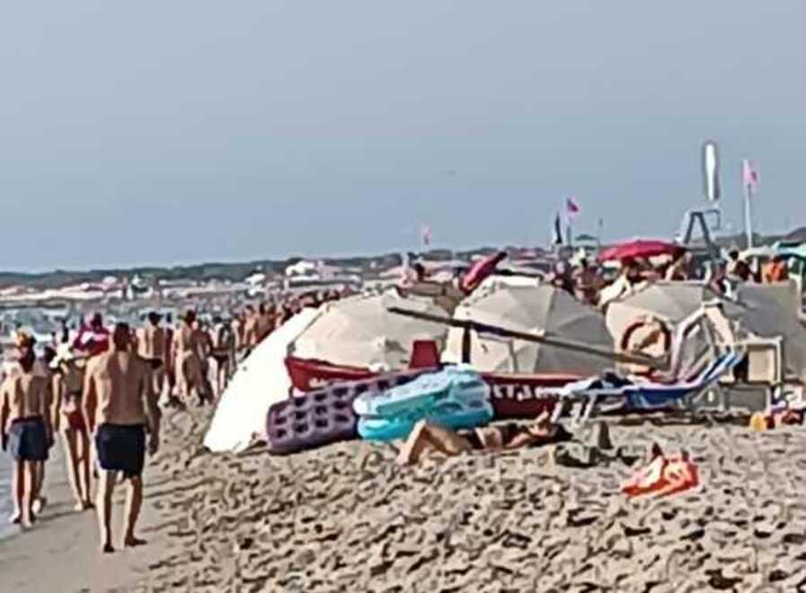 
	Gli ombrelloni sulla battigia per coprire il corpo del pensionato deceduto (Pibar)

