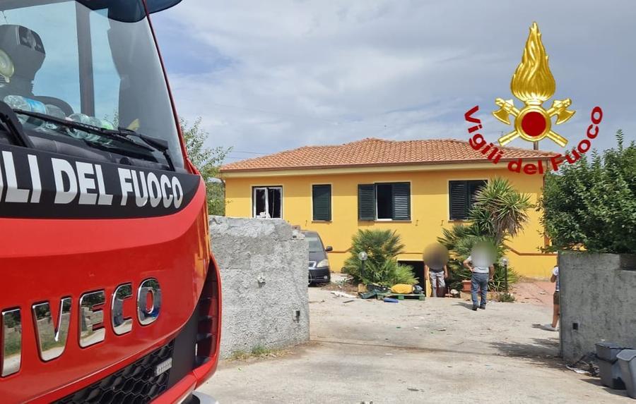 Florinas, esplosione in casa: ferita una donna