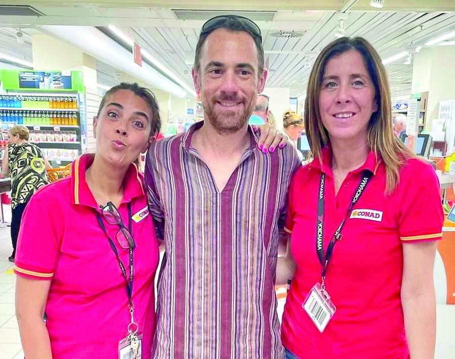 Sorpresa tra gli scaffali, Elio Germano fa la spesa in un supermercato a Sassari