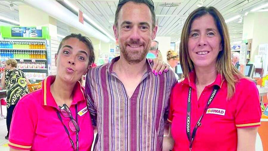 Sorpresa tra gli scaffali, Elio Germano fa la spesa in un supermercato a Sassari