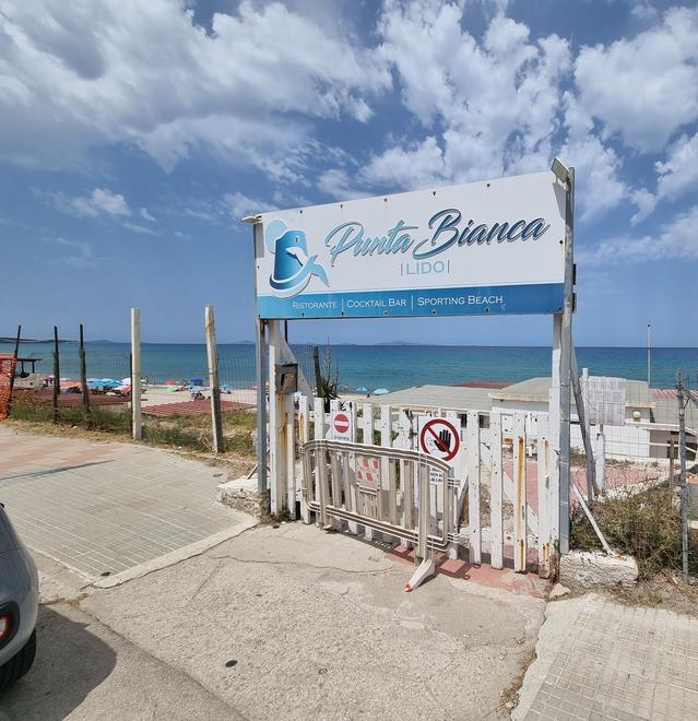 Platamona abbandonata tra cantieri, ruderi e macerie