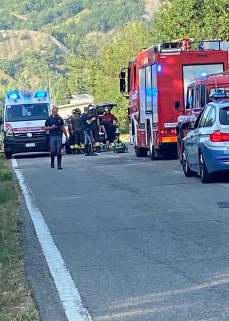 Fuori strada in moto, due feriti