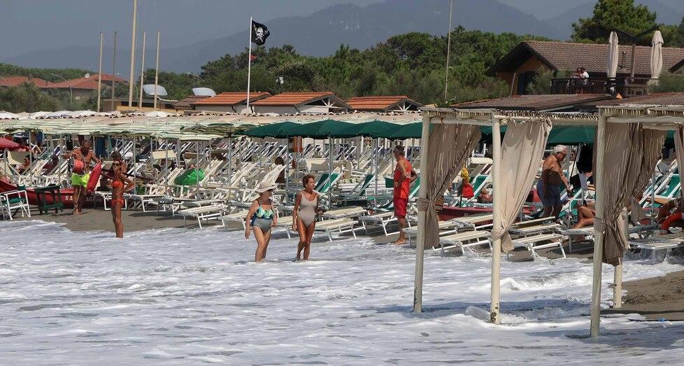 Marina di Massa, c’è una nuova mareggiata all’orizzonte. I balneari tremano: «Rischio molto alto»