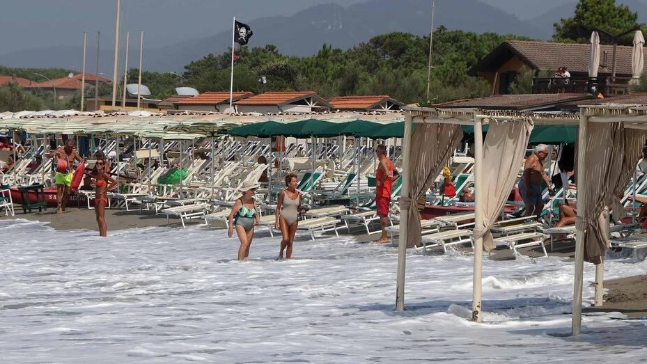 Marina di Massa, c’è una nuova mareggiata all’orizzonte. I balneari tremano: «Rischio molto alto»