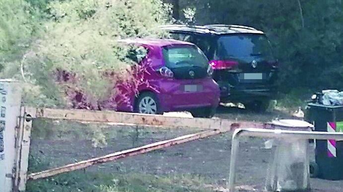 Macchine sotto la pineta di Baratti, le multe non fermano i maleducati