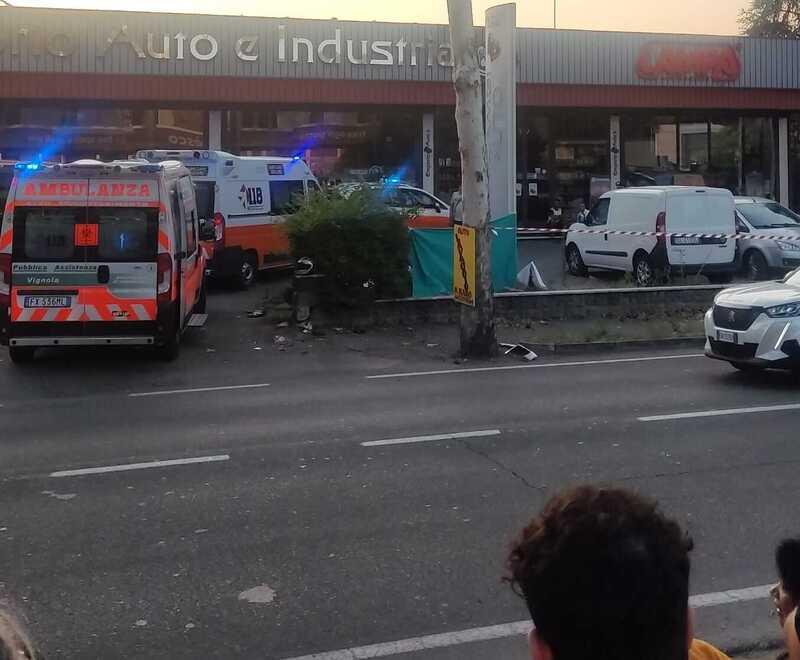 Vignola, moto vola su una famiglia: 53enne uccisa nel parcheggio