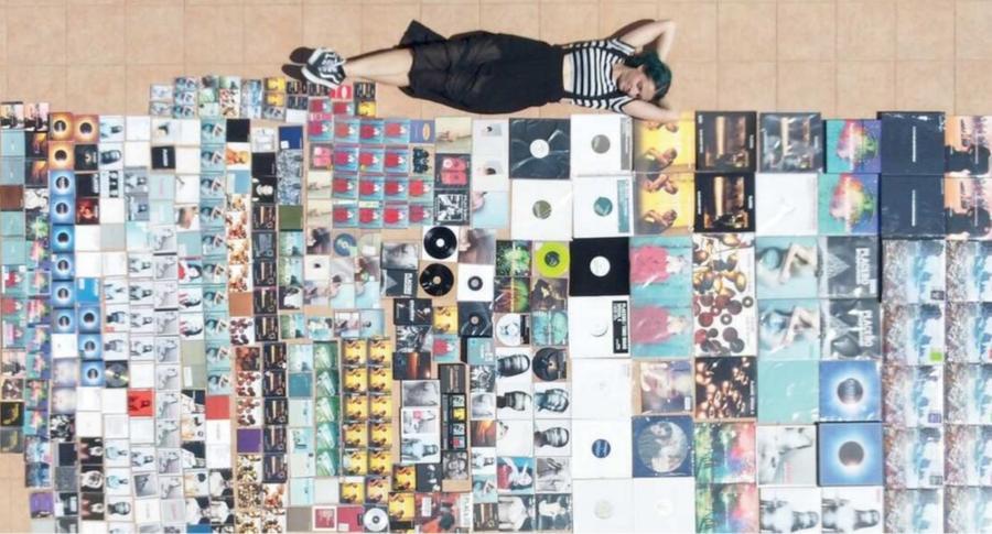 «Non ci posso credere, i Placebo a casa mia!» Fan sassarese in vent’anni ha assistito a 50 concerti in tutta Europa