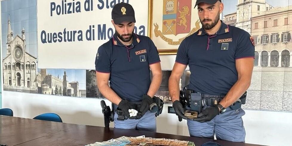 Quasi un chilo di droga nell’auto: pusher traditi dall’odore e arrestati 