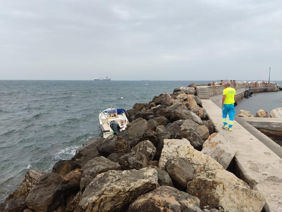 Antignano, si schiantano sugli scogli con la barca: in due al pronto soccorso