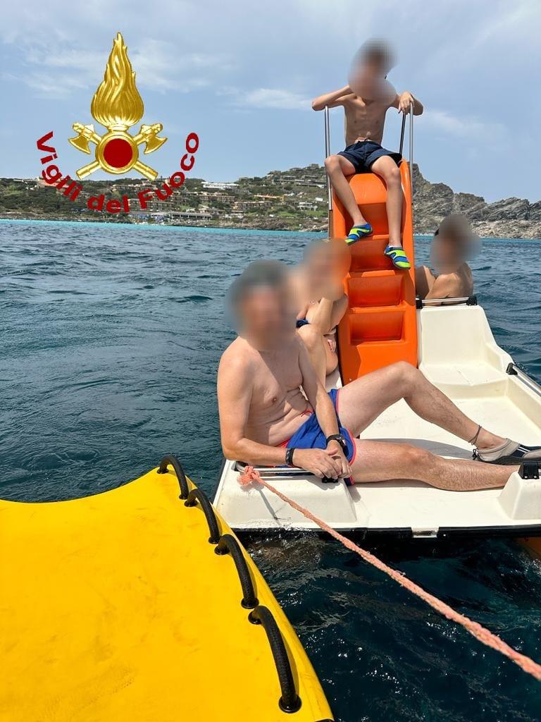 Famiglia in pedalò e un surfista in diffcoltà davanti alla Pelosa soccorsi dal presidio acquatico dei vigili del fuoco