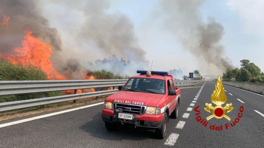 
	I vigili del fuoco all'opera sulla 131

