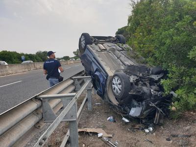 
	L'auto ribaltata sulla quattro corsie in direzione Alghero <em>(foto Ivan Nuvoli)</em>


