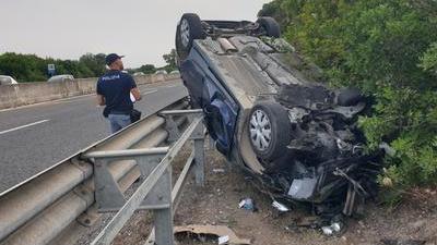 L'auto ribaltata sulla quattro corsie in direzione Alghero <em>(foto Ivan Nuvoli)</em>