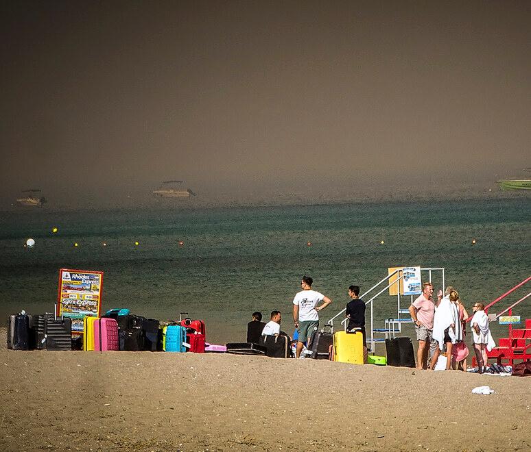 Vacanze ancora in spiaggia. Pure tra gli incendi di Rodi