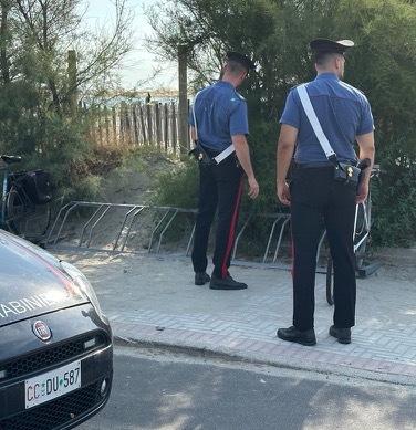 Lido di Spina, ruba gli zaini sotto gli ombrelloni.Tenta la fuga inseguito dai bagnanti