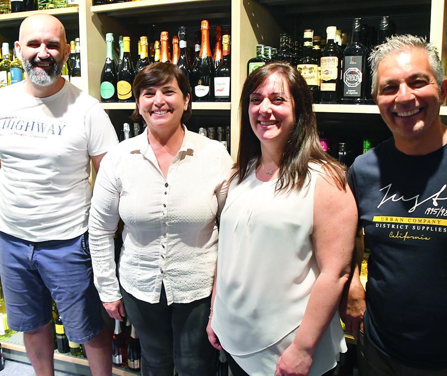 
	I soci-titolari del Super Dis nella strada 2 a Predda Niedda che diventa Vicino a te: da sinistra Gavino Poddighe, Vittoria Bazzu, Stefania Demuru e Stefano Chessa Sopra e a destra lavori in corso<em> (foto Mauro Chessa)</em>

