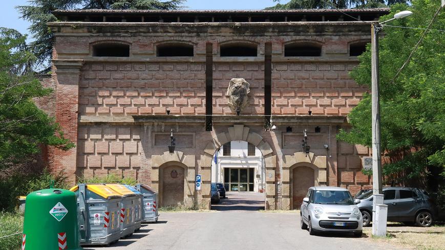 Castelfranco, detenuto sequestra un agente