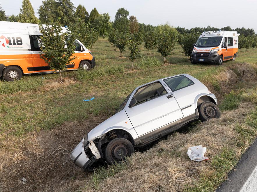 San Cesario. Auto nel fosso: due feriti portati in ospedale&nbsp; 