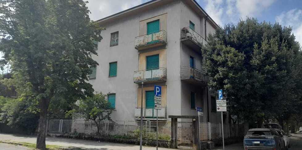 Gestione migranti a Pisa, l’attacco dell’opposizione: «Conti invoca l’accoglienza diffusa ma ha contribuito a smantellarla»