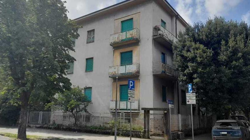 Gestione migranti a Pisa, l’attacco dell’opposizione: «Conti invoca l’accoglienza diffusa ma ha contribuito a smantellarla»